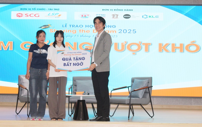 &Ocirc;ng Piboon Sirinantanakul, trao qu&agrave; bất ngờ l&agrave; laptop cho sinh vi&ecirc;n Nguyễn Phương Nhung