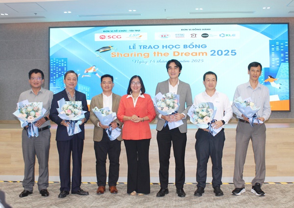 B&agrave; B&ugrave;i Thị Thu Hương, Ph&oacute; Chủ tịch UBND x&atilde; Long Sơn trao hoa cảm ơn LSP v&agrave; c&aacute;c đơn vị đồng h&agrave;nh