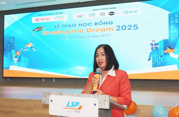 B&agrave; B&ugrave;i Thị Thu Hương ph&aacute;t biểu tại buổi lễ