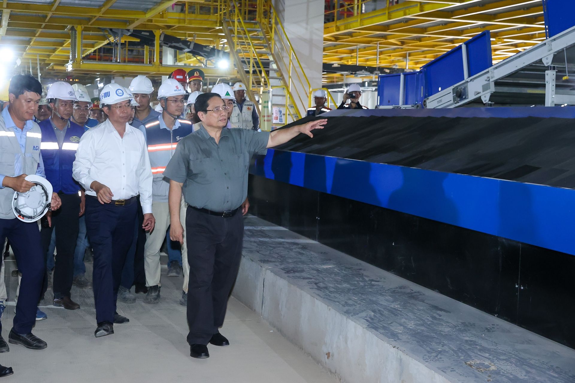 Thủ tướng thị sát khu vực băng tải hành lý trong nhà ga. Thủ tướng thị sát khu vực băng tải hành lý trong nhà ga.