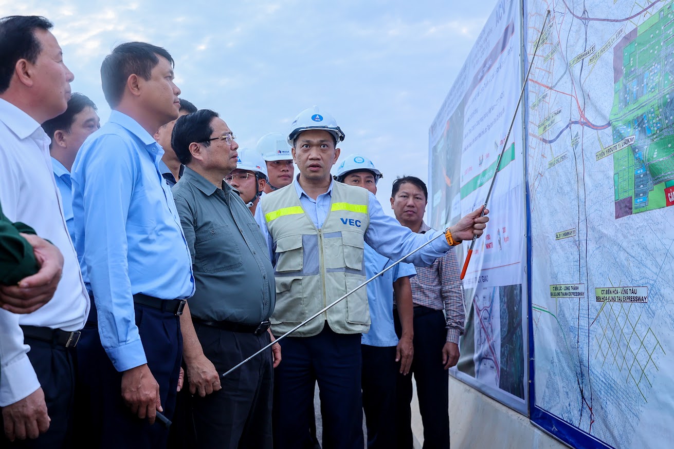 Thủ tướng Phạm Minh Chính kiểm tra một số dự án đường cao tốc, đường kết nối với sân bay. Thủ tướng Phạm Minh Chính kiểm tra một số dự án đường cao tốc, đường kết nối với sân bay.
