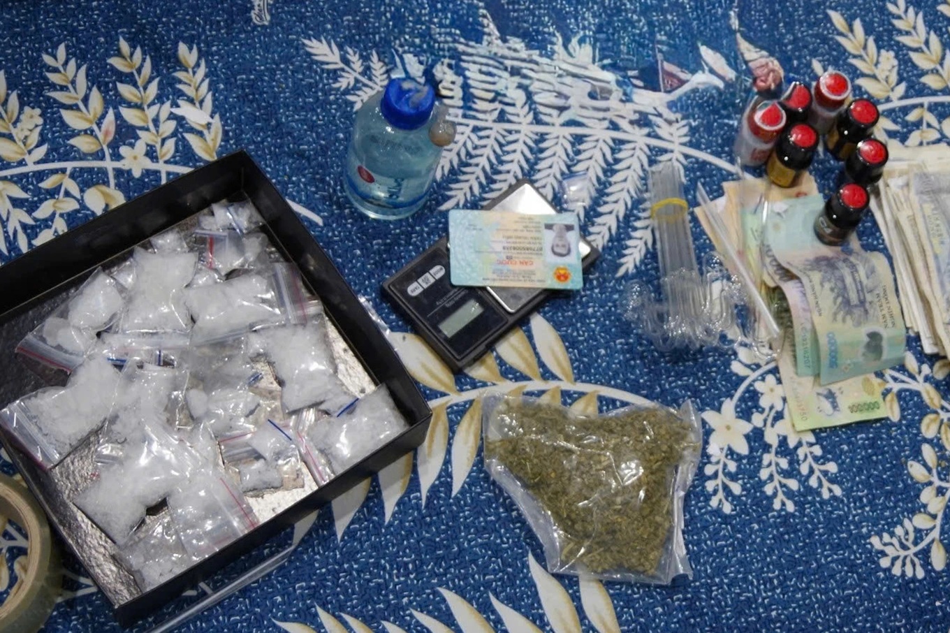 Túi cỏ Mỹ cùng ma túy đá được phát hiện tại nơi ở của nghi phạm (Ảnh: BĐBP TP. HCM). Túi cỏ Mỹ cùng ma túy đá được phát hiện tại nơi ở của nghi phạm (Ảnh: BĐBP TP. HCM).