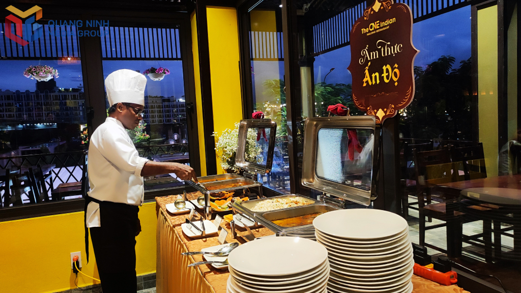 Đội ngũ đầu bếp Ấn Độ đảm bảo những món ăn được chế biến phù hợp với khẩu vị của nhiều đối tượng khách song vẫn Đội ngũ đầu bếp Ấn Độ đảm bảo những món ăn được chế biến phù hợp với khẩu vị của nhiều đối tượng khách song vẫn
