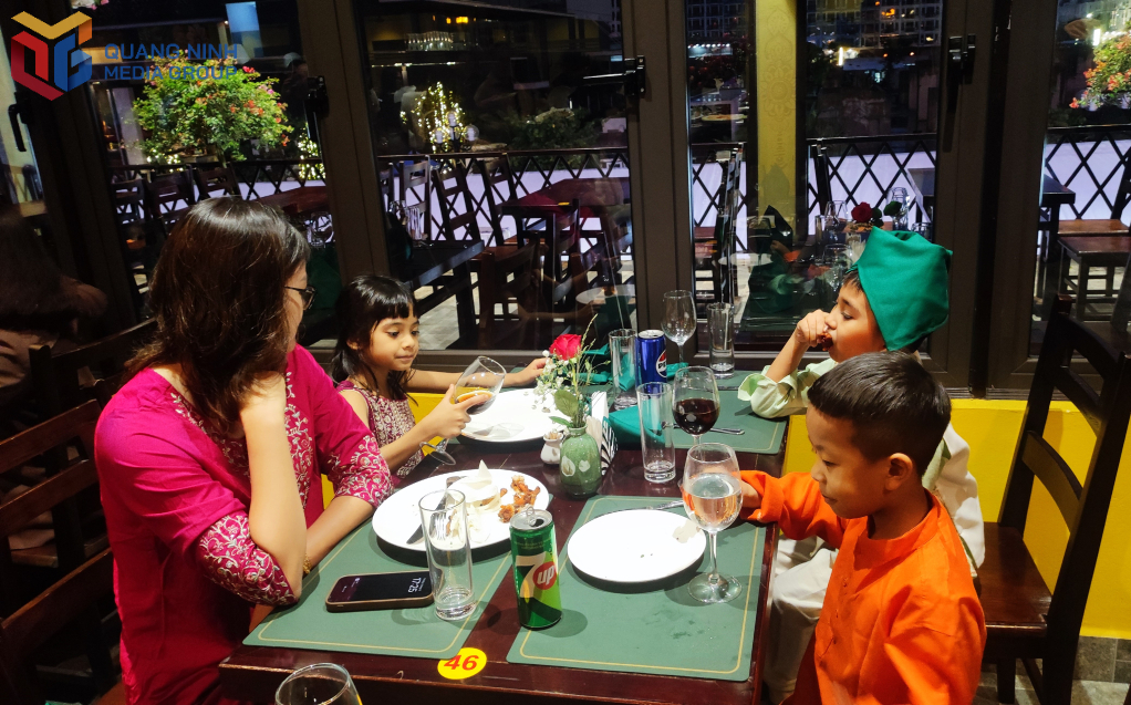 Thực khách thưởng thức các món ăn tại nhà hàng The One Indian Hạ Long. Thực khách thưởng thức các món ăn tại nhà hàng The One Indian Hạ Long.