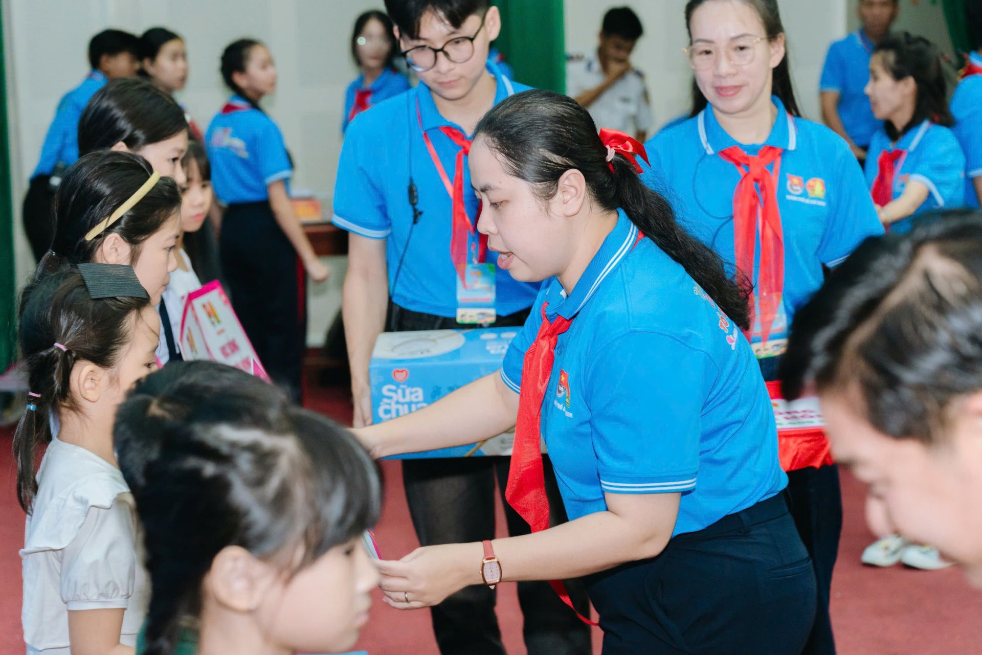 Phó Bí thư Thành Đoàn TP.HCM Trịnh Thị Hiền Trân trao thưởng cho các cháu thiếu nhi có thành tích học tập xuất sắc tại đơn vị. Phó Bí thư Thành Đoàn TP.HCM Trịnh Thị Hiền Trân trao thưởng cho các cháu thiếu nhi có thành tích học tập xuất sắc tại đơn vị.