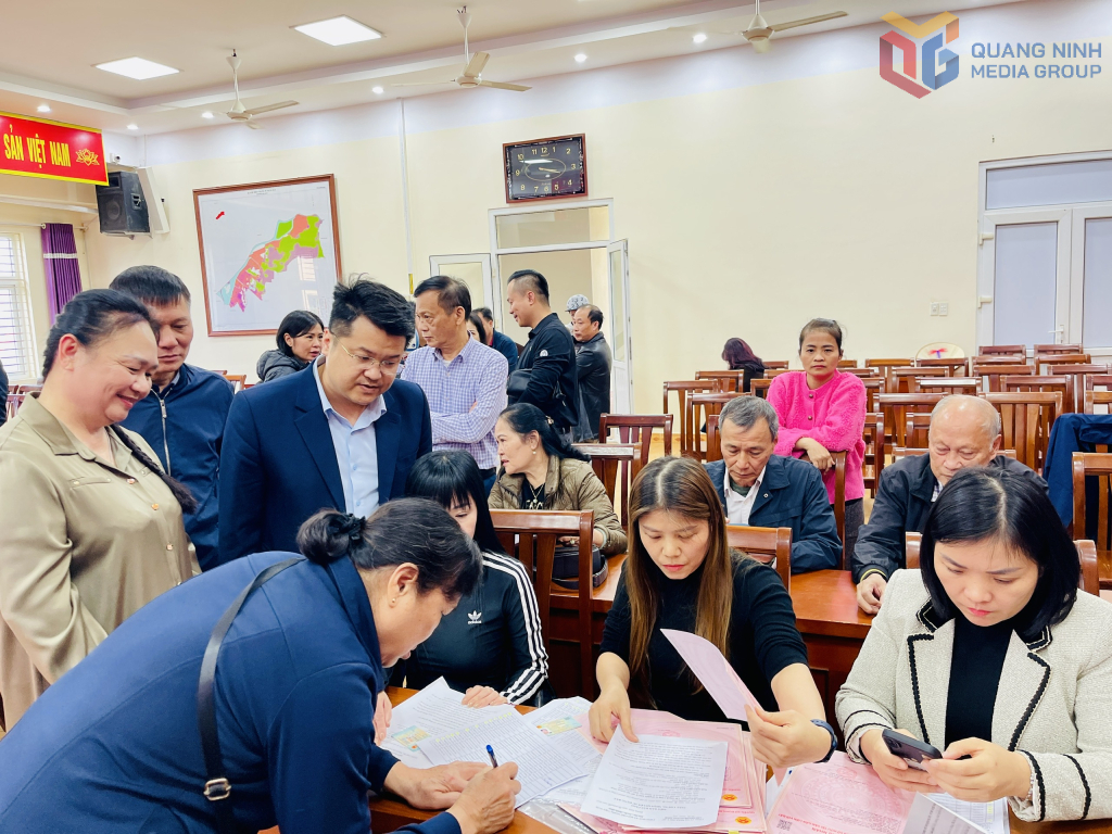 Công ty 507 tổ chức rà soát lại thông tin của các hộ dân thuộc Dự án Khu dân cư đô thị mới đảo Sa Tô. Công ty 507 tổ chức rà soát lại thông tin của các hộ dân thuộc Dự án Khu dân cư đô thị mới đảo Sa Tô.