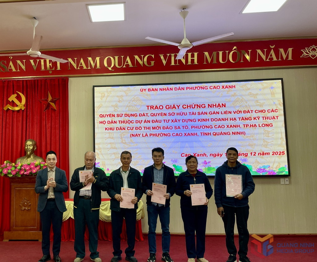 UBND phường Cao Xanh tổ chức trao giấy chứng nhận quyền sử dụng đất, quyền sở hữu tài sản gắn liền với đất cho các hộ dân thuộc dự án. UBND phường Cao Xanh tổ chức trao giấy chứng nhận quyền sử dụng đất, quyền sở hữu tài sản gắn liền với đất cho các hộ dân thuộc dự án.
