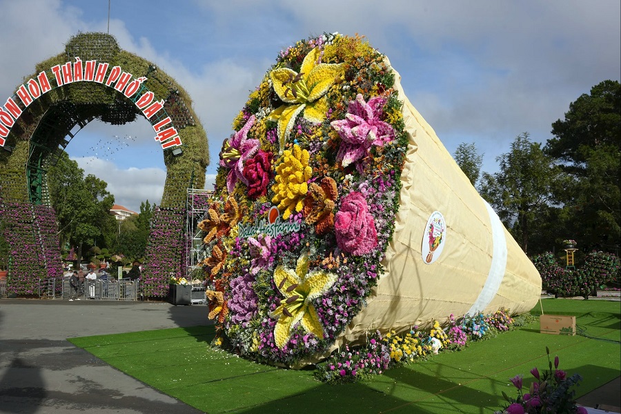 Lâm Đồng hoa làm từ 108 loại hoa tươi xác lập kỷ lục lớn nhất Việt Nam