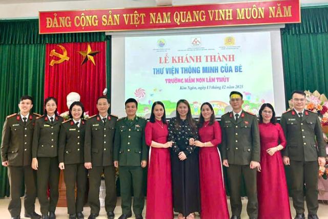 Các đại biểu chụp ảnh lưu niệm tại buổi lễ khánh thành. Các đại biểu chụp ảnh lưu niệm tại buổi lễ khánh thành.