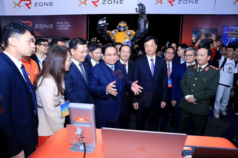 Thủ tướng thăm một số gian hàng khởi nghiệp sáng tạo - Ảnh: VGP/Nhật Bắc Thủ tướng thăm một số gian hàng khởi nghiệp sáng tạo - Ảnh: VGP/Nhật Bắc