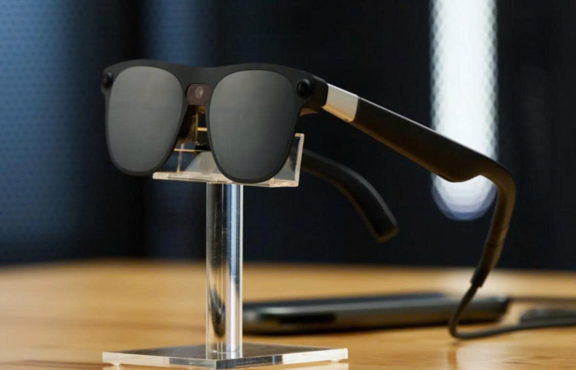 Google chuẩn bị trình làng kính thông minh tích hợp AI đầu tiên