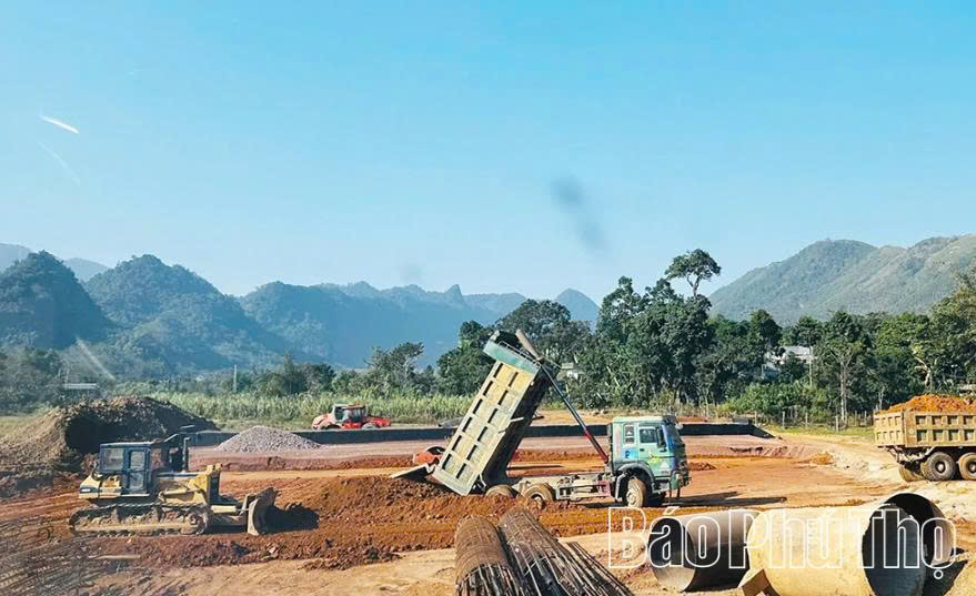 Đường cao tốc Hoà Bình - Mộc Châu đoạn qua xã Đà Bắc đang được đẩy nhanh tiến độ thi công. Đường cao tốc Hoà Bình - Mộc Châu đoạn qua xã Đà Bắc đang được đẩy nhanh tiến độ thi công.