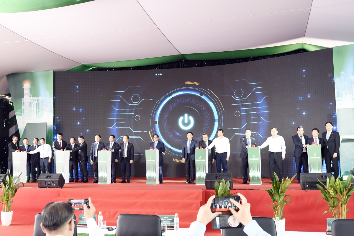 Thủ tướng và các đại biểu nghi thức bấm nút khánh thành Thủ tướng và các đại biểu nghi thức bấm nút khánh thành