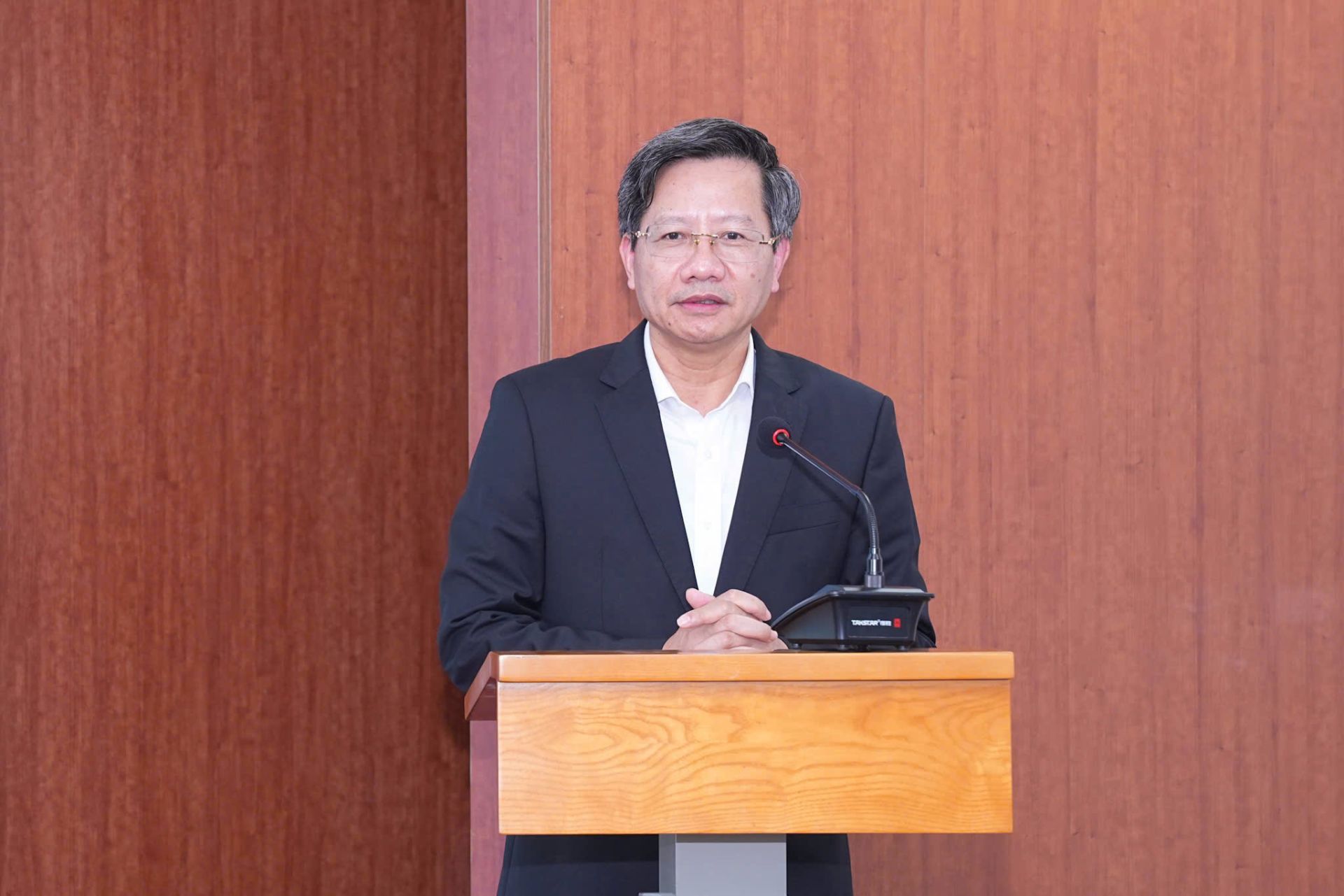 Ph&oacute; Chủ tịch Thường trực UBND th&agrave;nh phố L&ecirc; Anh Qu&acirc;n phát bi&ecirc;̉u giao nhi&ecirc;̣m vụ cho t&acirc;n Giám đ&ocirc;́c Sở X&acirc;y dựng.