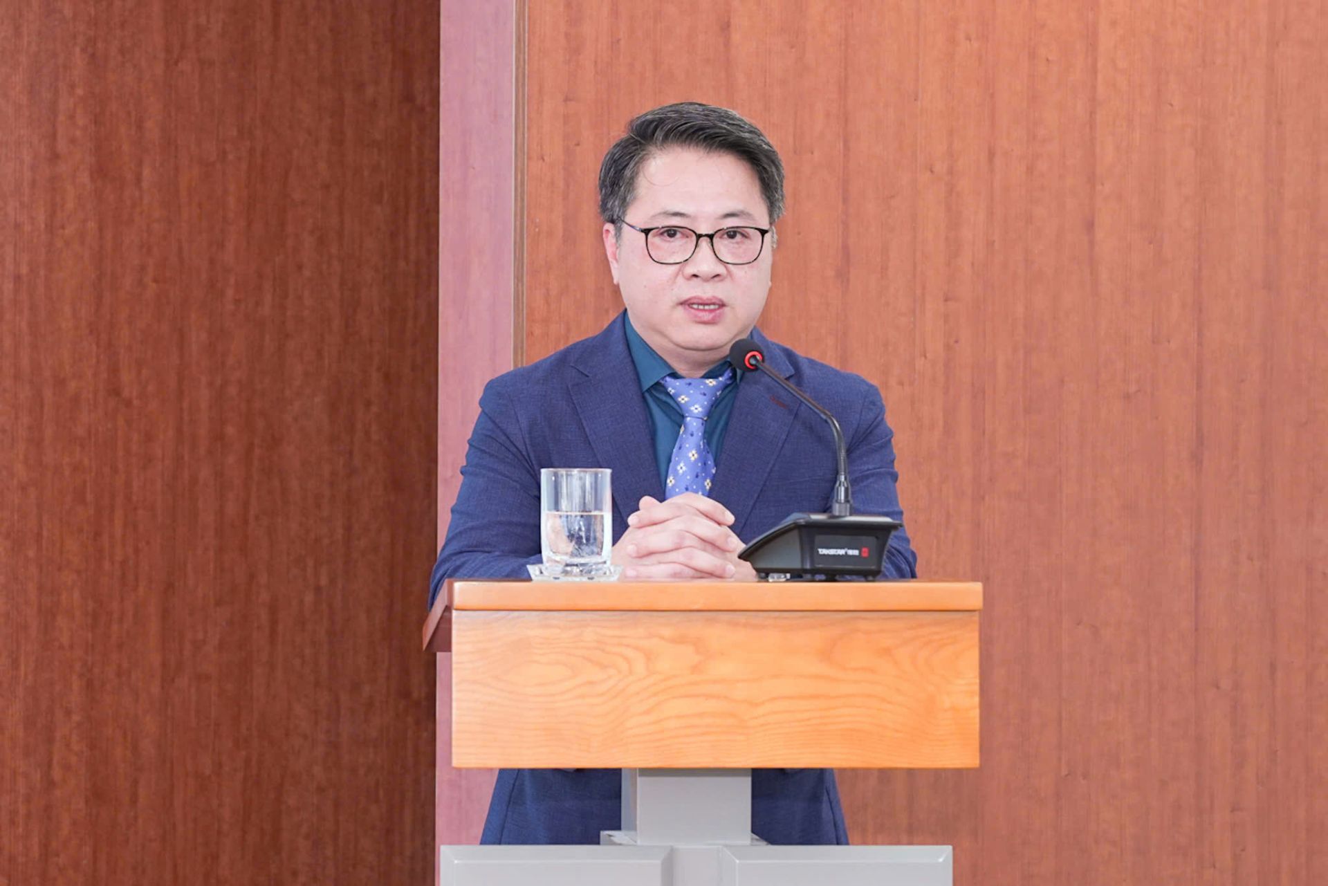 Giám đ&ocirc;́c Sở X&acirc;y dựng Nguyễn Thành Hưng phát bi&ecirc;̉u nh&acirc;̣n nhi&ecirc;̣m vụ.