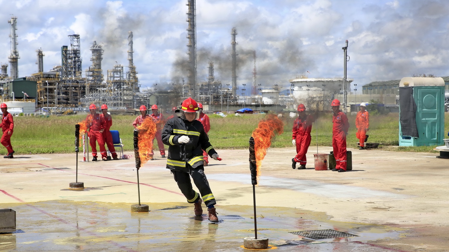 2 - Vận h&agrave;nh an to&agrave;n &ndash; Trong năm 2025, nh&agrave; m&aacute;y lọc dầu đ&atilde; ch&iacute;nh thức c&aacute;n mốc 54 triệu giờ c&ocirc;ng an to&agrave;n kh&ocirc;ng c&oacute; tai nạn mất ng&agrave;y c&ocirc;ng &ndash; một th&agrave;nh t&iacute;ch vượt trội, khẳng định văn h&oacute;a an to&agrave;n đ&atilde; thật sự thấm s&acirc;u v&agrave;o từng quy tr&igrave;nh, từng h&agrave;nh vi v&agrave; từng quyết định của mỗi người lao động. Th&agrave;nh quả n&agrave;y kh&ocirc;ng chỉ phản &aacute;nh sự tu&acirc;n thủ nghi&ecirc;m ngặt c&aacute;c quy tr&igrave;nh kỹ thuật, m&agrave; c&ograve;n thể hiện sự chủ động nhận diện rủi ro, &aacute;p dụng c&ocirc;ng nghệ th&ocirc;ng tin v&agrave;o c&ocirc;ng t&aacute;c kiểm định &ndash; bảo dưỡng, n&acirc;ng cấp hệ thống gi&aacute;m s&aacute;t trực tuyến để tạo n&ecirc;n một ph&ograve;ng tuyến vững chắc bảo vệ con người, t&agrave;i sản v&agrave; m&ocirc;i trường. Ảnh: Thi PCCC tại NMLD Dung Quất