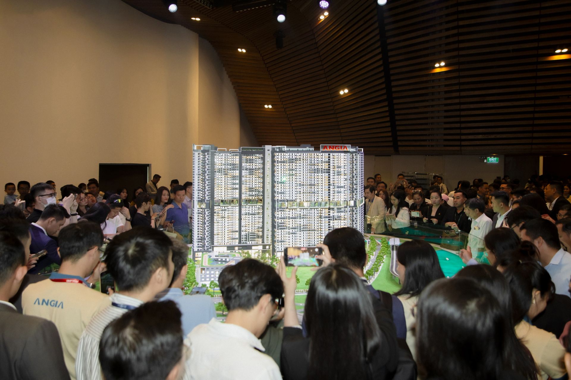 Khách hàng tìm hiểu dự án bất động sản tại TP.HCM Khách hàng tìm hiểu dự án bất động sản tại TP.HCM