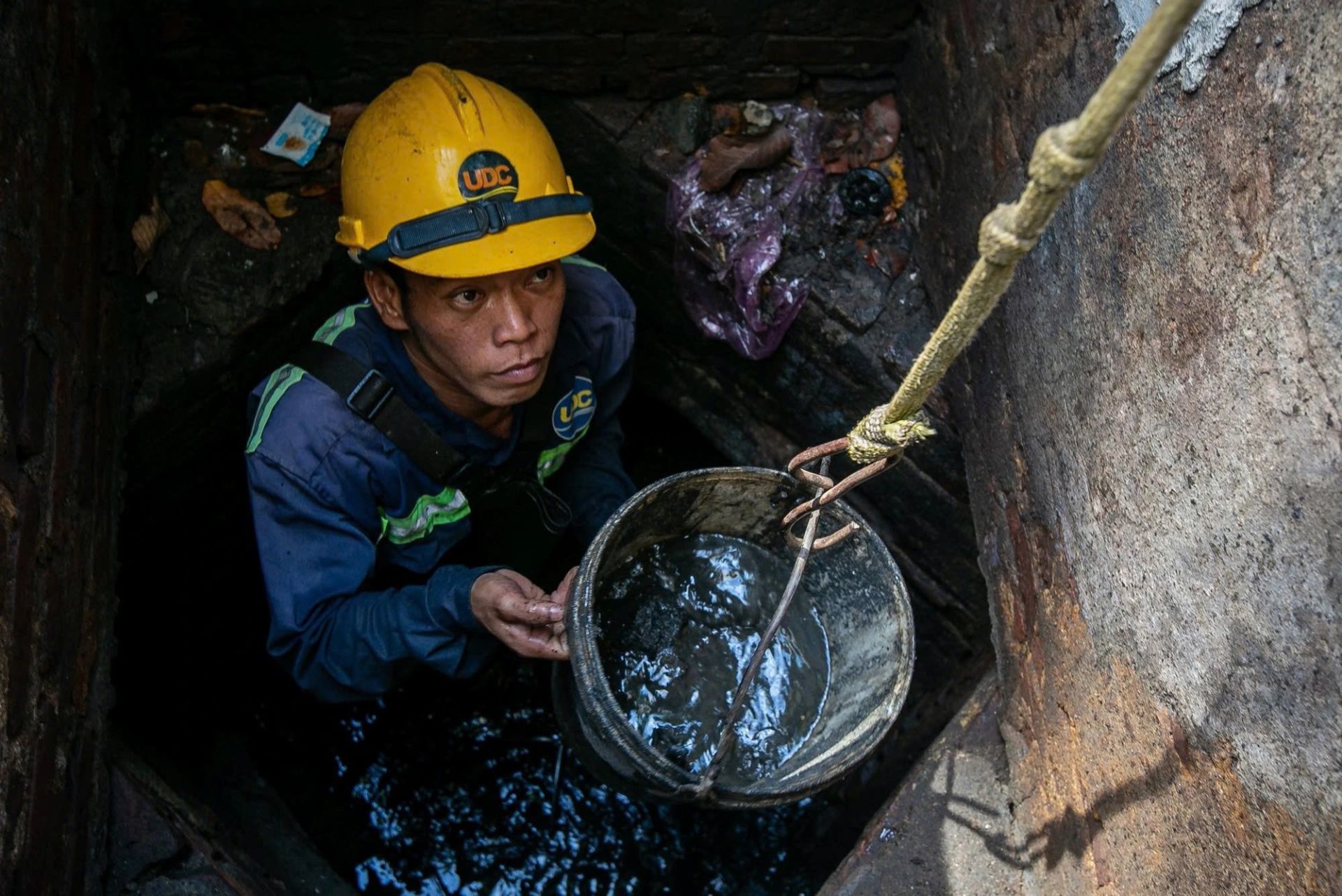 Công nhân thoát nước trực tiếp xuống lòng cống nạo vét dầu mỡ và bùn thải tích tụ lâu ngày, công đoạn nặng nhọc nhưng quyết định khả năng thoát nước của cả tuyến phố. Công nhân thoát nước trực tiếp xuống lòng cống nạo vét dầu mỡ và bùn thải tích tụ lâu ngày, công đoạn nặng nhọc nhưng quyết định khả năng thoát nước của cả tuyến phố.