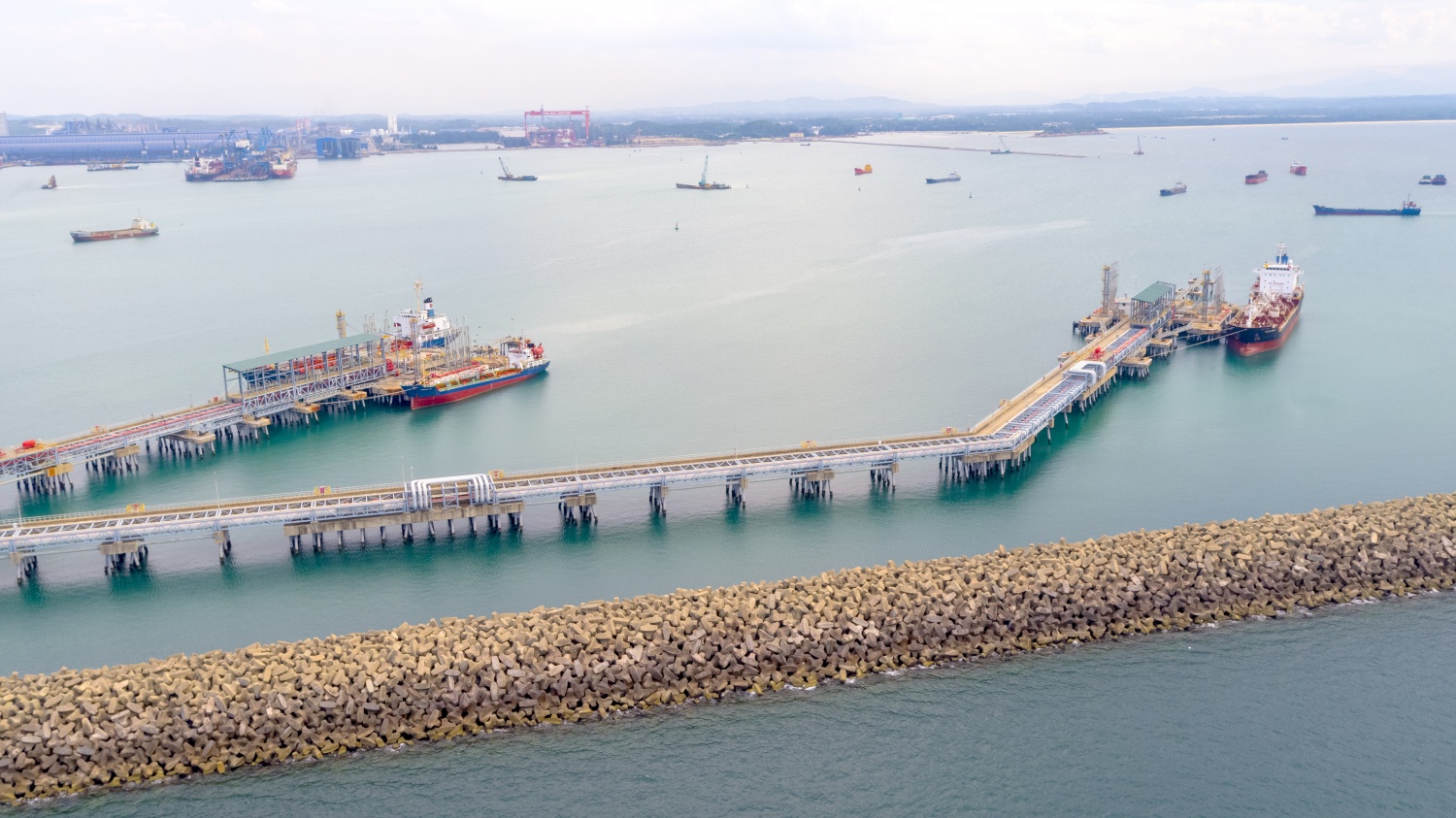 5 - Vươn tầm quốc tế. Doanh thu kinh doanh quốc tế của BSR năm 2025 đạt 2.045 tỷ đồng, tăng 37% so với năm 2024. Hoạt động xuất khẩu tiếp tục tăng trưởng ổn định, đồng thời BSR đ&atilde; mở rộng th&ecirc;m thị trường ti&ecirc;u thụ sang L&agrave;o v&agrave; tiến h&agrave;nh khảo s&aacute;t thực địa thị trường Campuchia để chuẩn bị cho chiến lược mở rộng trong giai đoạn tới. Những bước đi n&agrave;y cho thấy năng lực cạnh tranh của BSR đang được củng cố mạnh mẽ tại khu vực