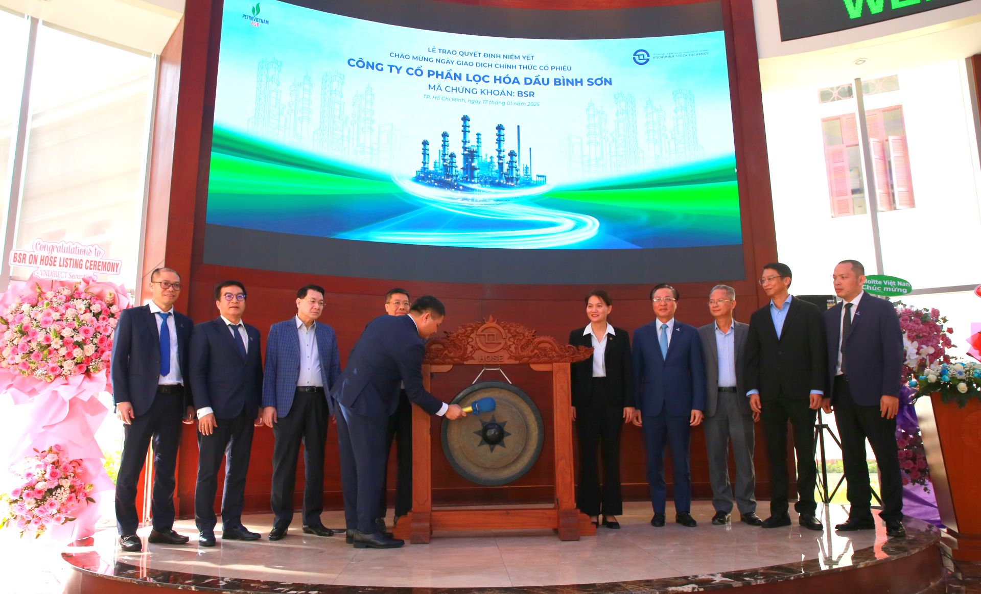 6 - Tăng vốn điều lệ, củng cố nội lực ph&aacute;t triển d&agrave;i hạn. BSR đ&atilde; ho&agrave;n tất việc tăng vốn điều lệ từ 31.005 tỷ đồng l&ecirc;n 50.707 tỷ đồng. Việc tăng vốn gi&uacute;p doanh nghiệp gia tăng khả năng huy động nguồn lực, sẵn s&agrave;ng tập trung đầu tư cho c&aacute;c dự &aacute;n chiến lược. Đồng thời, đ&acirc;y cũng l&agrave; nền tảng quan trọng để BSR củng cố sức cạnh tranh, đảm bảo an to&agrave;n t&agrave;i ch&iacute;nh v&agrave; chủ động hơn trong bối cảnh thị trường năng lượng biến động kh&oacute; lường. Ảnh: Đầu năm 2025, cổ phiểu BSR giao dịch tr&ecirc;n s&agrave;n HOSE