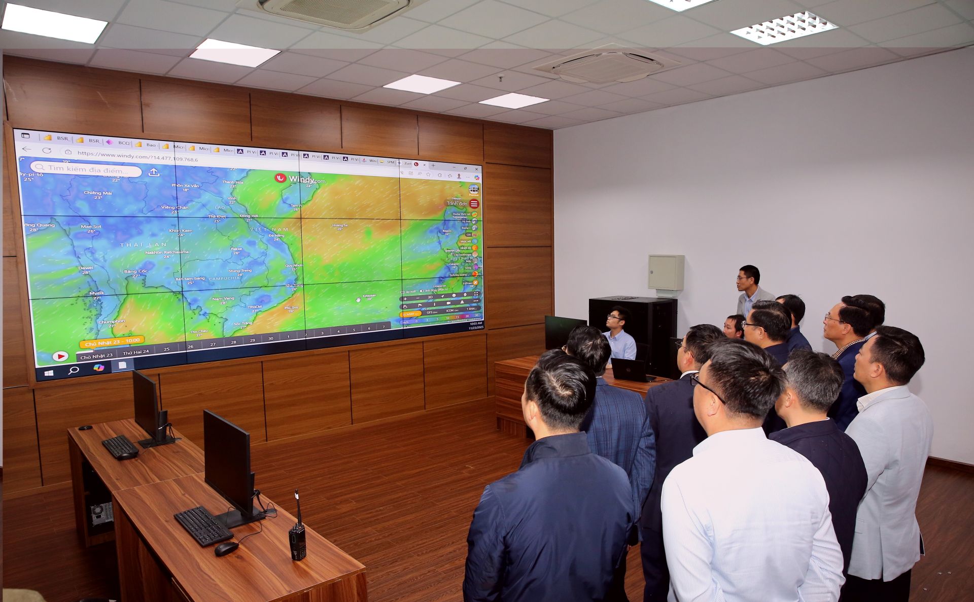 7 - Đẩy mạnh chuyển đổi số l&agrave;m c&ocirc;ng cụ đột ph&aacute; trong quản trị. BSR đ&atilde; ho&agrave;n thiện Văn ph&ograve;ng điện tử (Digital-Office) với 19 ph&acirc;n hệ t&iacute;ch hợp, &aacute;p dụng chữ k&yacute; số v&agrave; quy tr&igrave;nh xử l&yacute; c&ocirc;ng việc trực tuyến, đạt 100% phạm vi quản l&yacute; điều h&agrave;nh tr&ecirc;n nền tảng số h&oacute;a. Triển khai đưa AI v&agrave;o quản trị điều h&agrave;nh. Ảnh: Ảnh: Đo&agrave;n c&ocirc;ng t&aacute;c Petrovietnam thăm Trung t&acirc;m t&iacute;ch hợp điều h&agrave;nh NMLD Dung Quất