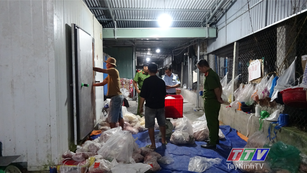 Lực lượng chức năng kiểm tra, kiểm đếm số lượng lớn thịt động vật được bảo quản trong kho lạnh Lực lượng chức năng kiểm tra, kiểm đếm số lượng lớn thịt động vật được bảo quản trong kho lạnh