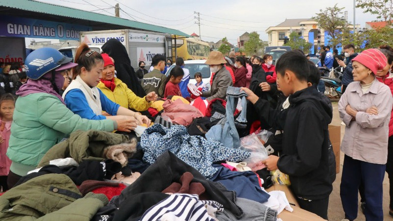 Gian hàng áo ấm nhận được nhiều sự quan tâm của bà con. Gian hàng áo ấm nhận được nhiều sự quan tâm của bà con.