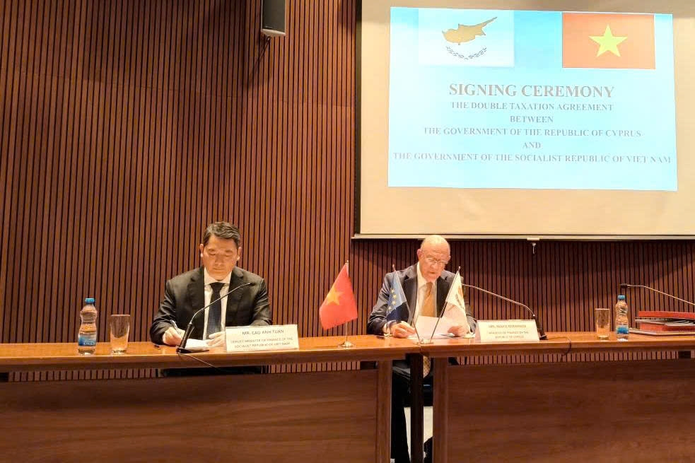 Thứ trưởng Bộ Tài chính Việt Nam Cao Anh Tuấn và Bộ trưởng Bộ Tài chính Cộng hòa Síp Makis Keravnos ký Hiệp định về tránh đánh thuế hai lần Thứ trưởng Bộ Tài chính Việt Nam Cao Anh Tuấn và Bộ trưởng Bộ Tài chính Cộng hòa Síp Makis Keravnos ký Hiệp định về tránh đánh thuế hai lần