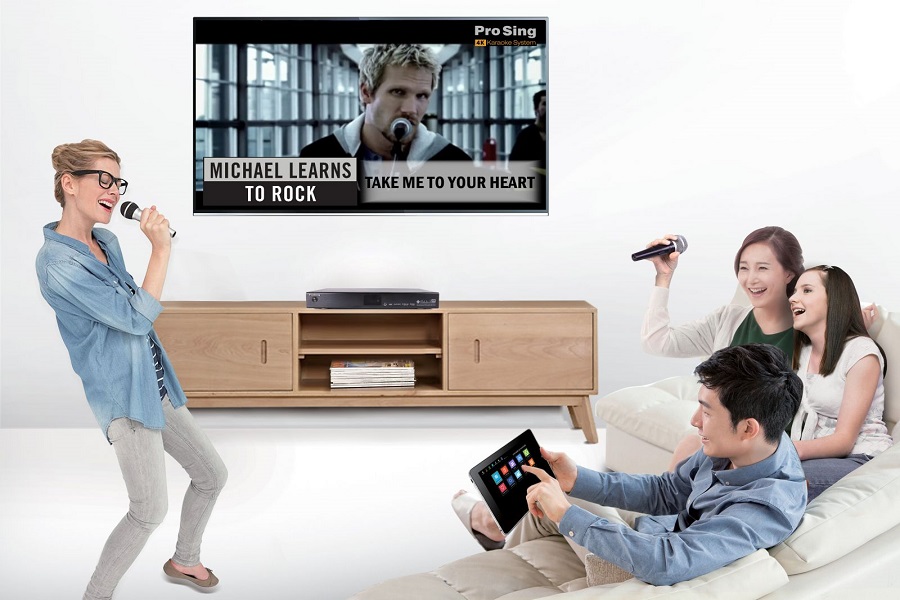 Hát karaoke gia đình ( Hình minh hoạ) Hát karaoke gia đình ( Hình minh hoạ)