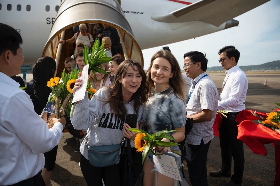 Ba vị kh&aacute;ch đặc biệt gồm kh&aacute;ch thứ 19.999.999, 20.000.000 v&agrave; 20.000.001 c&oacute; mặt tại Ph&uacute; Quốc chiều 15/12