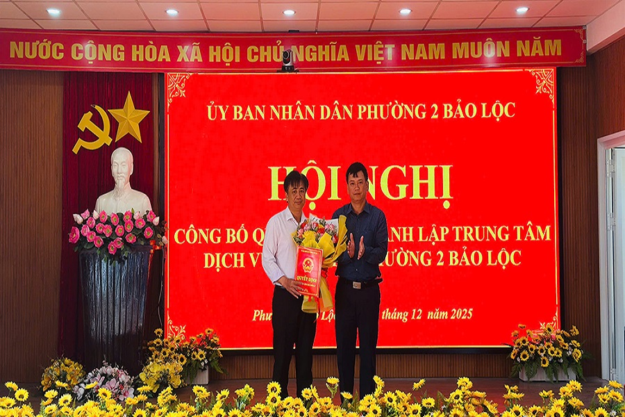 Đồng chí Hoàng Tuấn Anh – Chủ tịch UBND Phường 2 Bảo Lộc tặng hoa chúc mừng và giao nhiệm vụ cho đồng chí Nghiêm Văn Việt, Phó Chủ tịch phường 2 Bảo Lộc, Phụ trách Trung tâm Đồng chí Hoàng Tuấn Anh – Chủ tịch UBND Phường 2 Bảo Lộc tặng hoa chúc mừng và giao nhiệm vụ cho đồng chí Nghiêm Văn Việt, Phó Chủ tịch phường 2 Bảo Lộc, Phụ trách Trung tâm