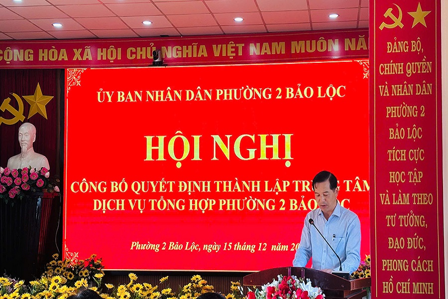 Đồng chí Nguyễn Văn Huy - Phó trưởng phòng phụ trách Văn hoá Xã hội công bố quyết định Đồng chí Nguyễn Văn Huy - Phó trưởng phòng phụ trách Văn hoá Xã hội công bố quyết định