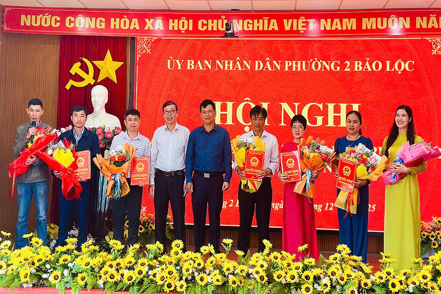 Đồng chí Nguyễn Văn Trung – Phó Bí thư Thường trực Đảng ủy phường và đồng chí Hoàng Tuấn Anh – Phó Bí thư Đảng ủy, Chủ tịch UBND phường tặng hoa chúc mừng Trung tâm Tổng hợp Đồng chí Nguyễn Văn Trung – Phó Bí thư Thường trực Đảng ủy phường và đồng chí Hoàng Tuấn Anh – Phó Bí thư Đảng ủy, Chủ tịch UBND phường tặng hoa chúc mừng Trung tâm Tổng hợp