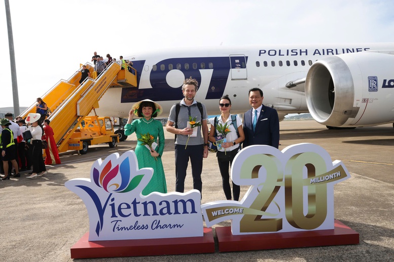 Lễ đ&oacute;n kh&aacute;ch du lịch quốc tế thứ 20 triệu đến Việt Nam. Ảnh: Trần Quốc Đạt