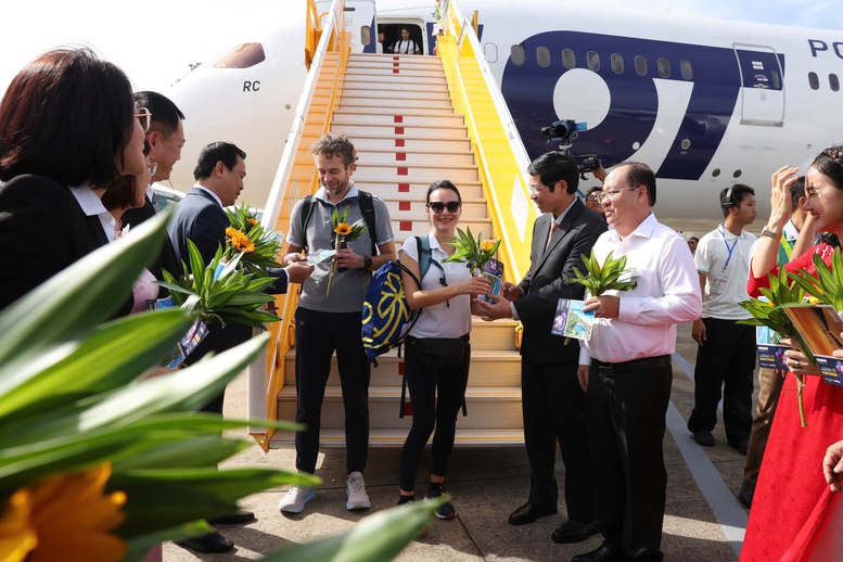 Thứ trưởng Hồ An Phong đ&oacute;n vị kh&aacute;ch thứ 20 triệu tại s&acirc;n bay Ph&uacute; Quốc.