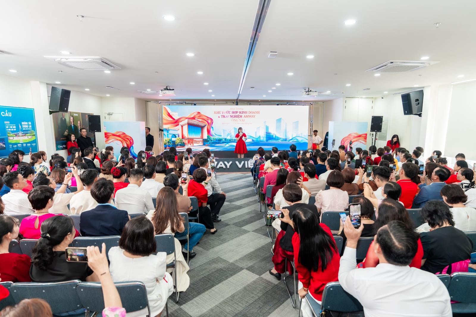 Bà Ôn Mình Hằng- Phó Tổng Giám đốc Amway Việt Nam phát biểu tại buổi Lễ Bà Ôn Mình Hằng- Phó Tổng Giám đốc Amway Việt Nam phát biểu tại buổi Lễ