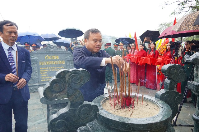 Các đại biểu dâng hương, dâng hoa, dành phút mặc niệm bày tỏ lòng biết ơn sâu sắc đối với Anh hùng lực lượng vũ trang Nhân dân Kiều Ngọc Luân. Các đại biểu dâng hương, dâng hoa, dành phút mặc niệm bày tỏ lòng biết ơn sâu sắc đối với Anh hùng lực lượng vũ trang Nhân dân Kiều Ngọc Luân.