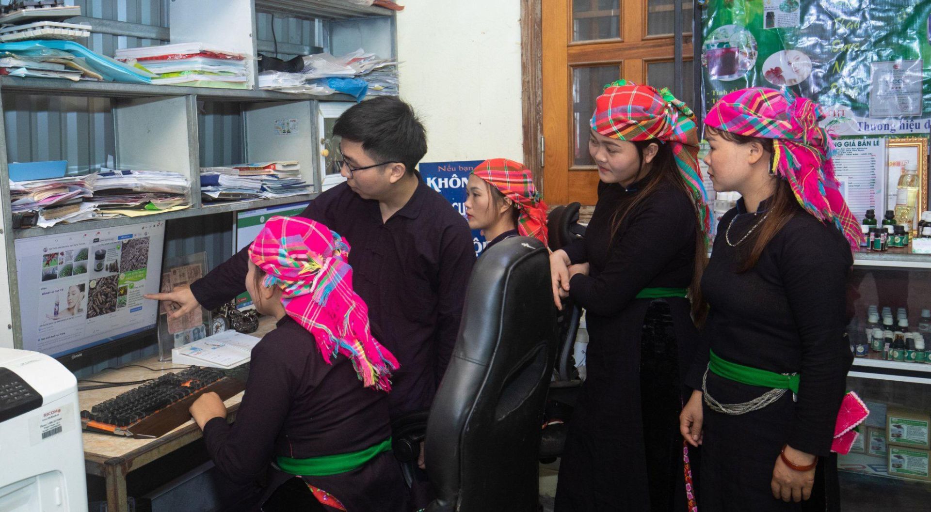 HTX N&ocirc;ng - l&acirc;m nghiệp Thế Tuấn, x&atilde; Chiềng Ken (Lào Cai) hướng dẫn cho x&atilde; vi&ecirc;n đăng b&agrave;i giới thiệu sản phẩm tr&ecirc;n s&agrave;n thương mại điện tử