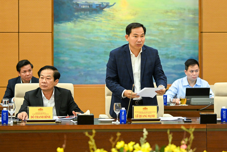 Tổng Thư k&yacute; Quốc hội, Chủ nhiệm Văn ph&ograve;ng Quốc hội L&ecirc; Quang Mạnh tr&igrave;nh b&agrave;y b&aacute;o c&aacute;o tại phi&ecirc;n họp. (Ảnh: DUY LINH)