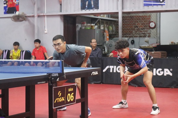 C&aacute;c VĐV tập trung cao độ kiểm so&aacute;t b&oacute;ng