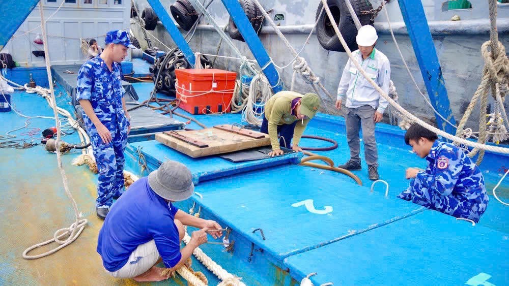 Bộ Tư lệnh Vùng Cảnh sát biển 3 bắt giữ khoảng 1.000 m3 cát và 100.000 lít dầu D.O không có giấy tờ