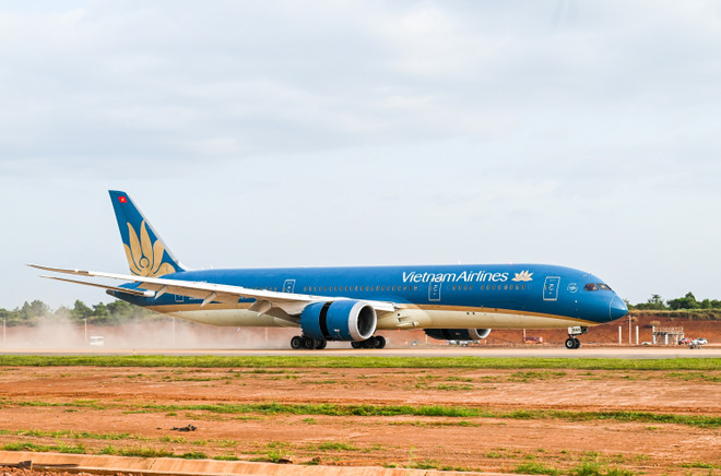 Chuyến bay h&agrave;ng kh&ocirc;ng d&acirc;n dụng đầu ti&ecirc;n do Vietnam Airlines thực hiện đ&atilde; hạ c&aacute;nh th&agrave;nh c&ocirc;ng xuống S&acirc;n bay Long Th&agrave;nh. (Ảnh: PV/Vietnam+)