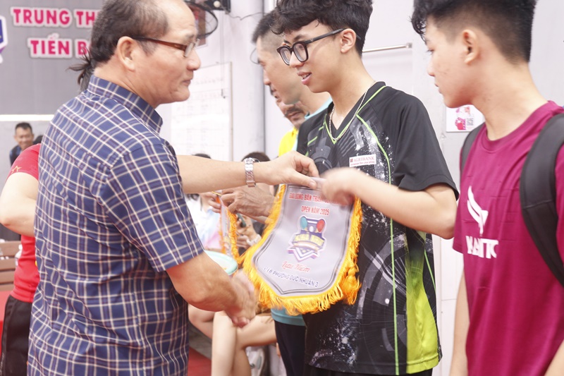 Ban tổ chức trao giải cho c&aacute;c đội