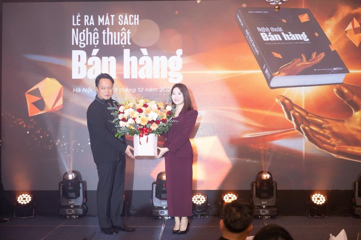 Ông Nguyễn Hoàng Phương, Chủ tịch Hội đồng Viện Nghiên cứu phát triển kinh tế châu Á – Thái Bình Dương tặng hoa chúc mừng Ông Nguyễn Hoàng Phương, Chủ tịch Hội đồng Viện Nghiên cứu phát triển kinh tế châu Á – Thái Bình Dương tặng hoa chúc mừng