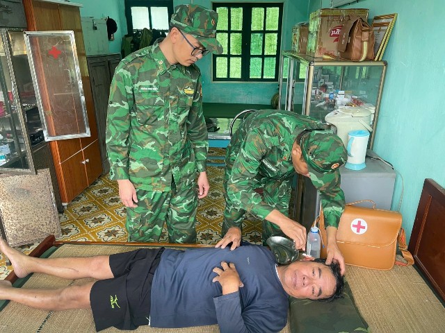 Quảng Trị: Cứu nạn kịp thời 6 thuyền viên tàu cá gặp nạn gần đảo Cồn Cỏ