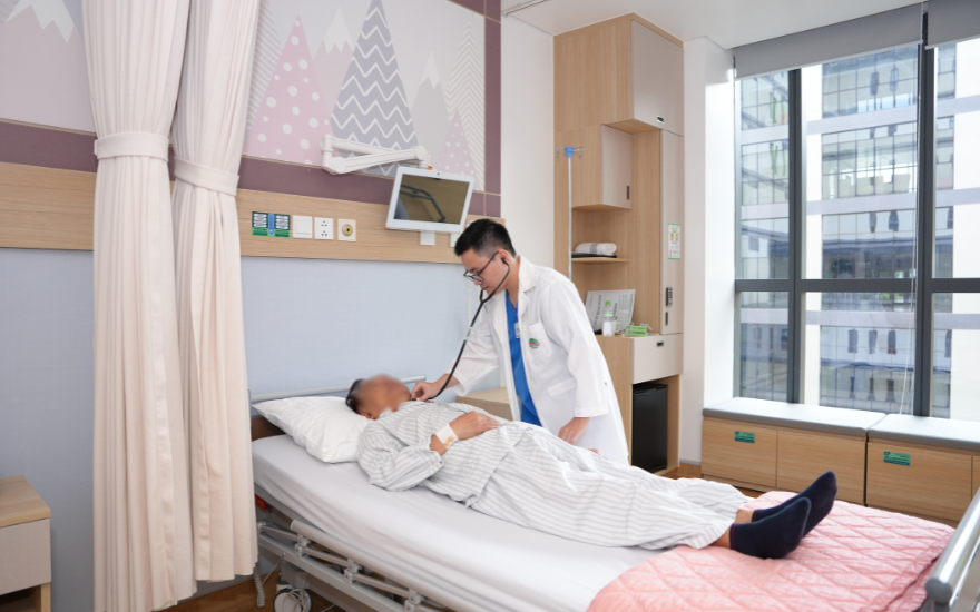 Người bệnh được thăm khám sức khỏe kỹ càng sau can thiệp Người bệnh được thăm khám sức khỏe kỹ càng sau can thiệp