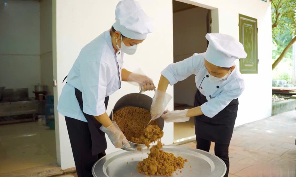 Thịt chưng mắt tép Quyết Thằng được sản xuất theo quy trình bảo đảm vệ sinh.