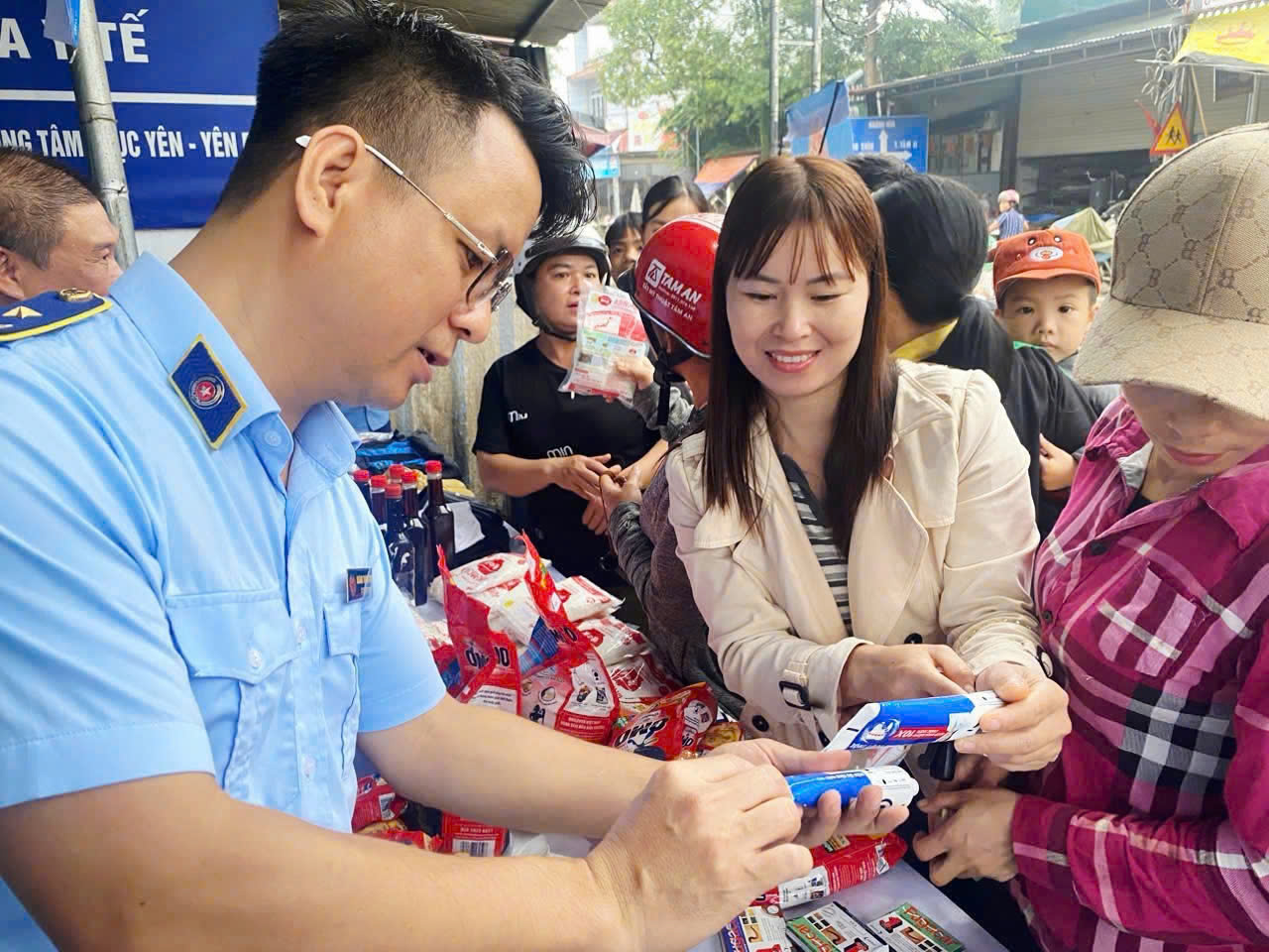 Lực lượng QLTT Lào Cai thực hiện tuyên truyền phân biệt hàng thật hàng giả trên địa bàn Lực lượng QLTT Lào Cai thực hiện tuyên truyền phân biệt hàng thật hàng giả trên địa bàn