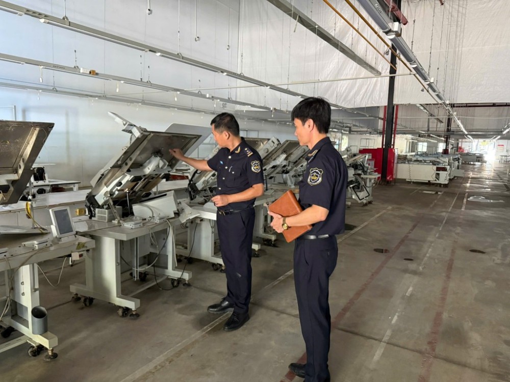 Công chức Chi cục Hải quan khu vực V kiểm tra hoạt động sản xuất tại các doanh nghiệp trên địa bàn. Ảnh: QH Công chức Chi cục Hải quan khu vực V kiểm tra hoạt động sản xuất tại các doanh nghiệp trên địa bàn. Ảnh: QH