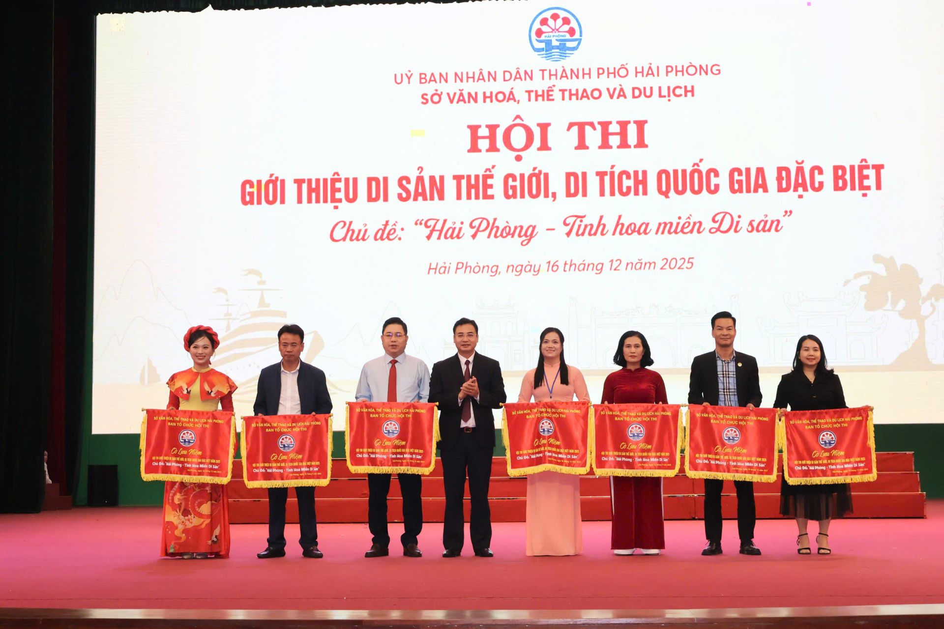 Ông Vũ Đình Tiến, Phó Giám đốc Sở Văn hóa, Thể thao và Du lịch trao Cờ lưu niệm cho các đội tham gia Hội thi. Ông Vũ Đình Tiến, Phó Giám đốc Sở Văn hóa, Thể thao và Du lịch trao Cờ lưu niệm cho các đội tham gia Hội thi.